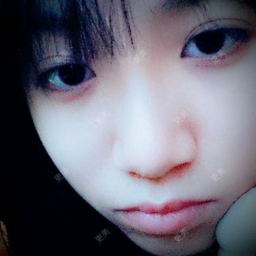 脸大眼睛小嘴歪现在嘛鼻子起来了嘴还是那么丑眼睛还是小但就是蛮好看