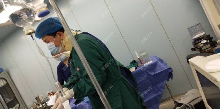 狗屎男人的自体脂肪隆胸日记