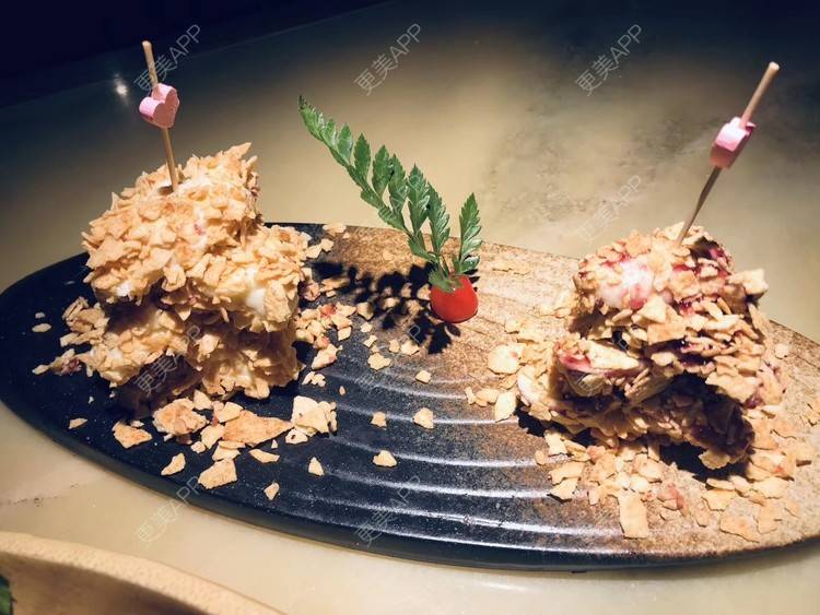 更美 - 枫叶上的小灰猫的膨体垫下巴经验 | 上海 | 视频日记 | 膨体垫下巴